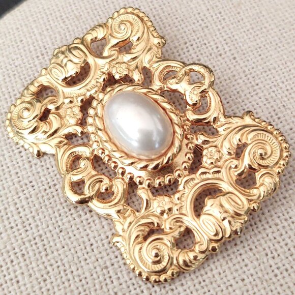 Decorative gold tone and faux pearl brooch - Picture 4 of 6